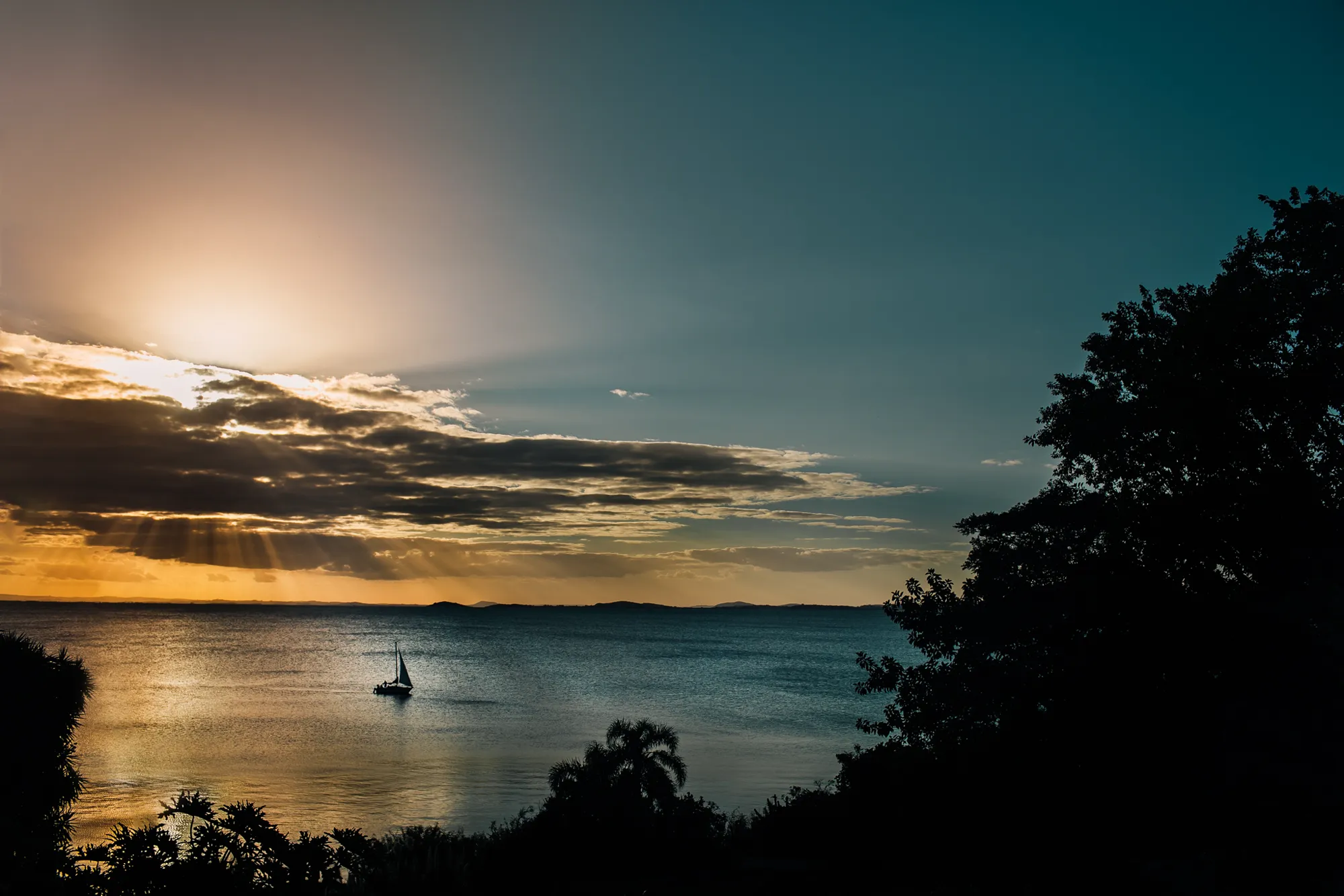 Um veleiro no Guaíba ao entardecer, visto do Butiá